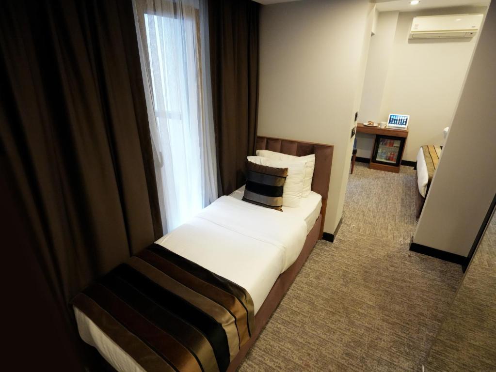 Postel nebo postele na pokoji v ubytování Zalel Hotels Laleli