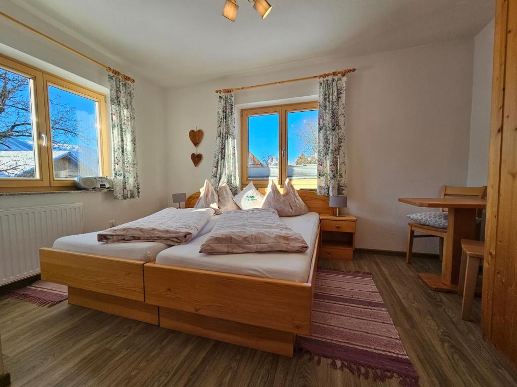 een slaapkamer met een bed en een raam bij Ferienhof Mittermair in Vorderstoder