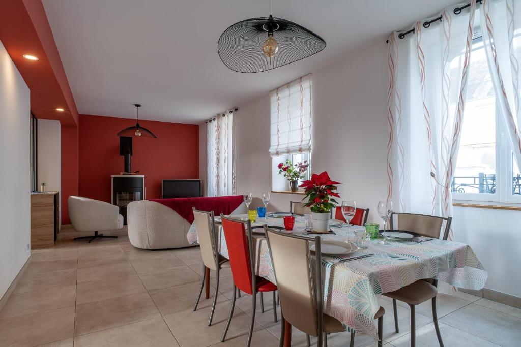 une salle à manger et un salon avec une table et des chaises dans l'établissement Ty Boca - Maison pour 6 avec jardin, à Dinéault