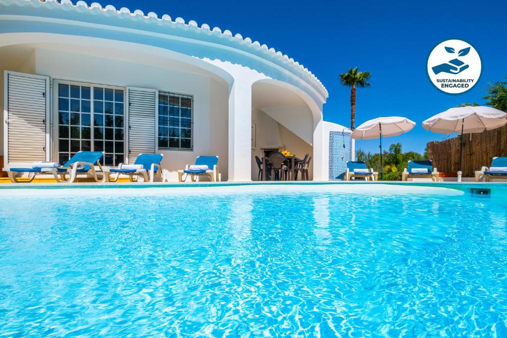 una piscina frente a una casa en Villa Menorca by Algarve Vacation, en Armação de Pêra
