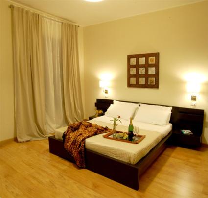 Un dormitorio con una cama con una mesa. en Bella Cagliari B&B, en Cagliari