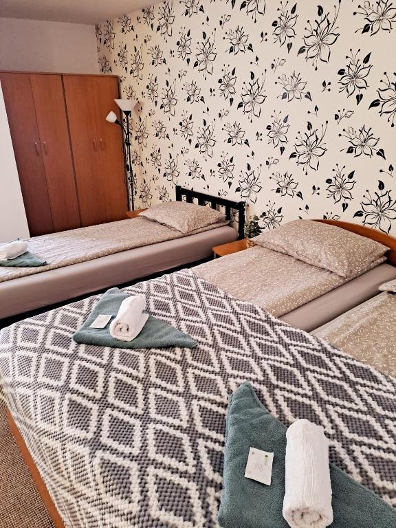 Postel nebo postele na pokoji v ubytování 7 Levél Panzió, Ultra Central, Self Check-in, Self-Catering