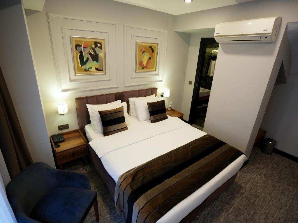 Postel nebo postele na pokoji v ubytování Zalel Hotels Laleli