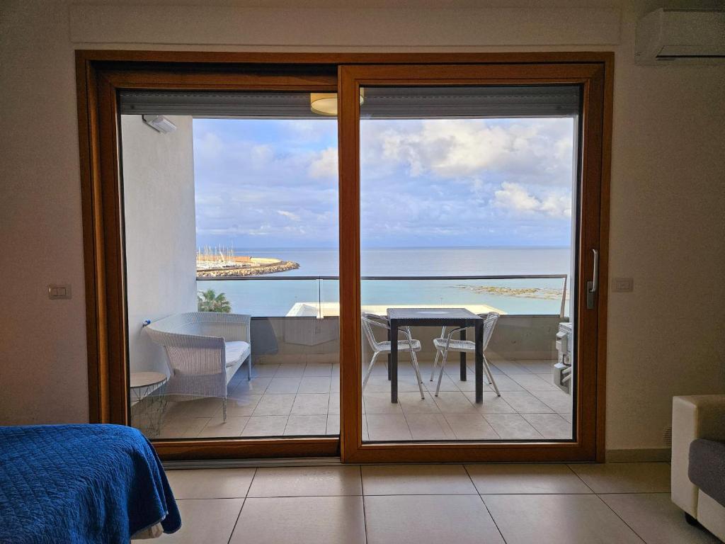 Camera con balcone affacciato sull'oceano. di Dolphin's Home a Porto Torres