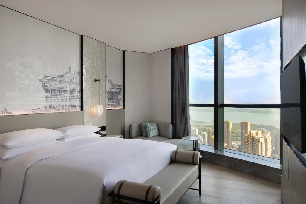Postel nebo postele na pokoji v ubytování Wuhan Marriott Hotel Wuchang
