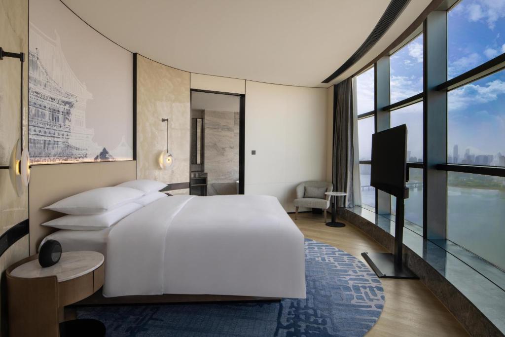Postel nebo postele na pokoji v ubytování Wuhan Marriott Hotel Wuchang