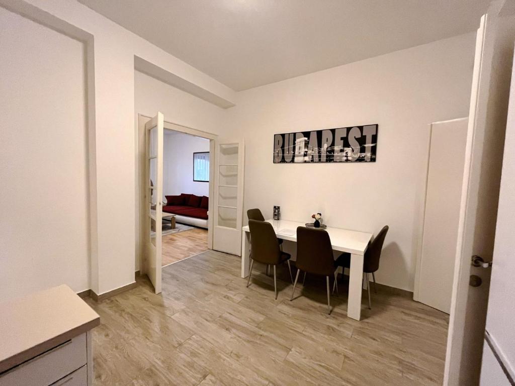 Boutique Family Apartment in the Heart of City 1075 Budapest, 21 Károly körút kép - 1