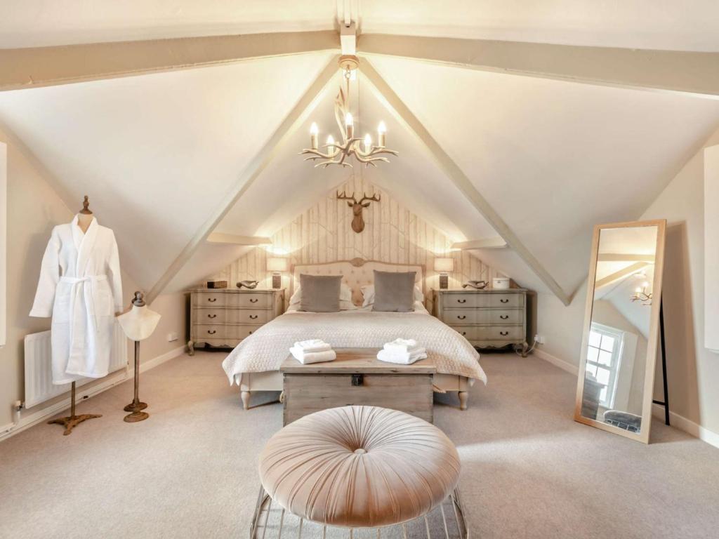 sypialnia na poddaszu z łóżkiem i lustrem w obiekcie 2 Bed in County Durham 90576 w mieście Whittonstall