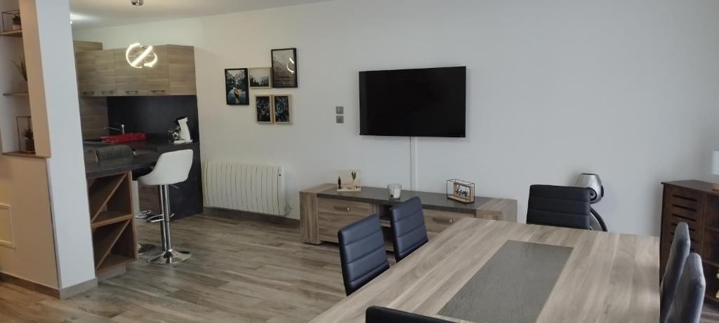 TV a/nebo společenská místnost v ubytování L'ange des cimes