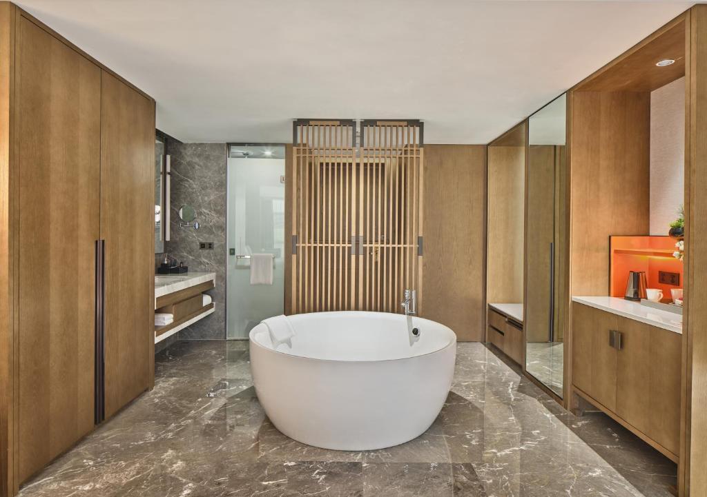 Crowne Plaza Chengdu Wuhou by IHGにあるバスルーム