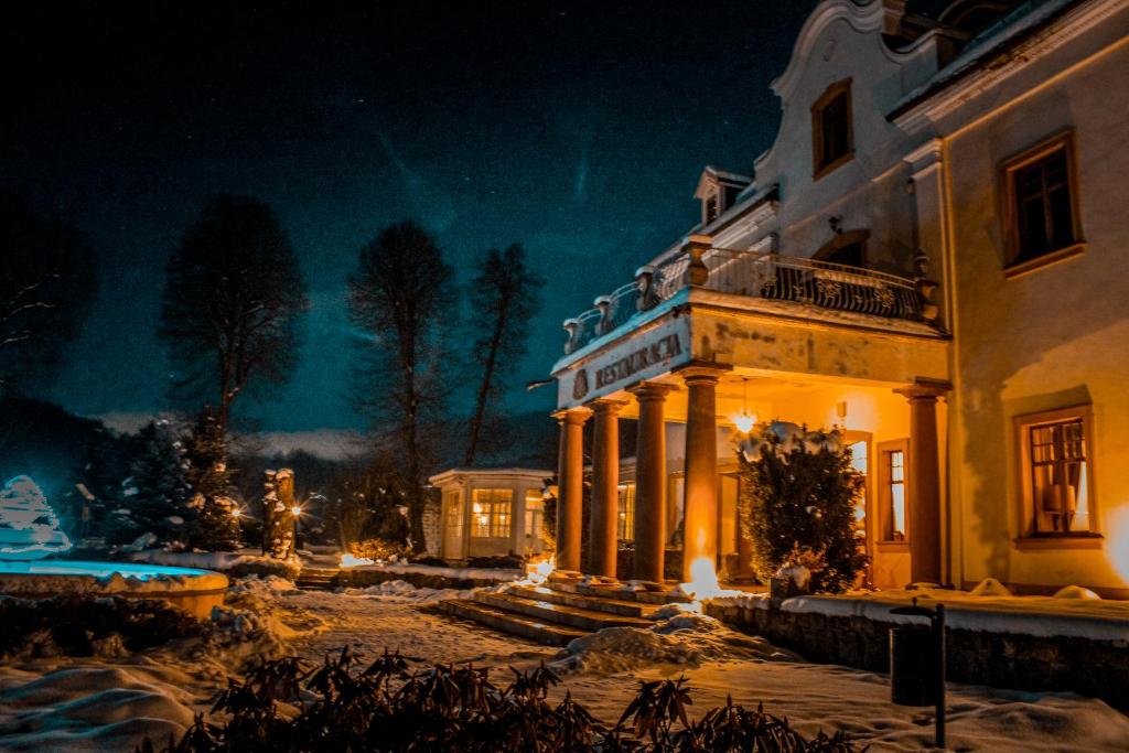 Bazén v ubytování Pałac na Wodzie Hotel & SPA nebo v jeho okolí