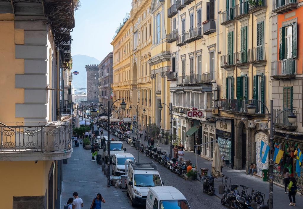 ulica miejska z samochodami i ludźmi chodzącymi po ulicy w obiekcie La Casa Blu a Toledo di Alberto w mieście Neapol