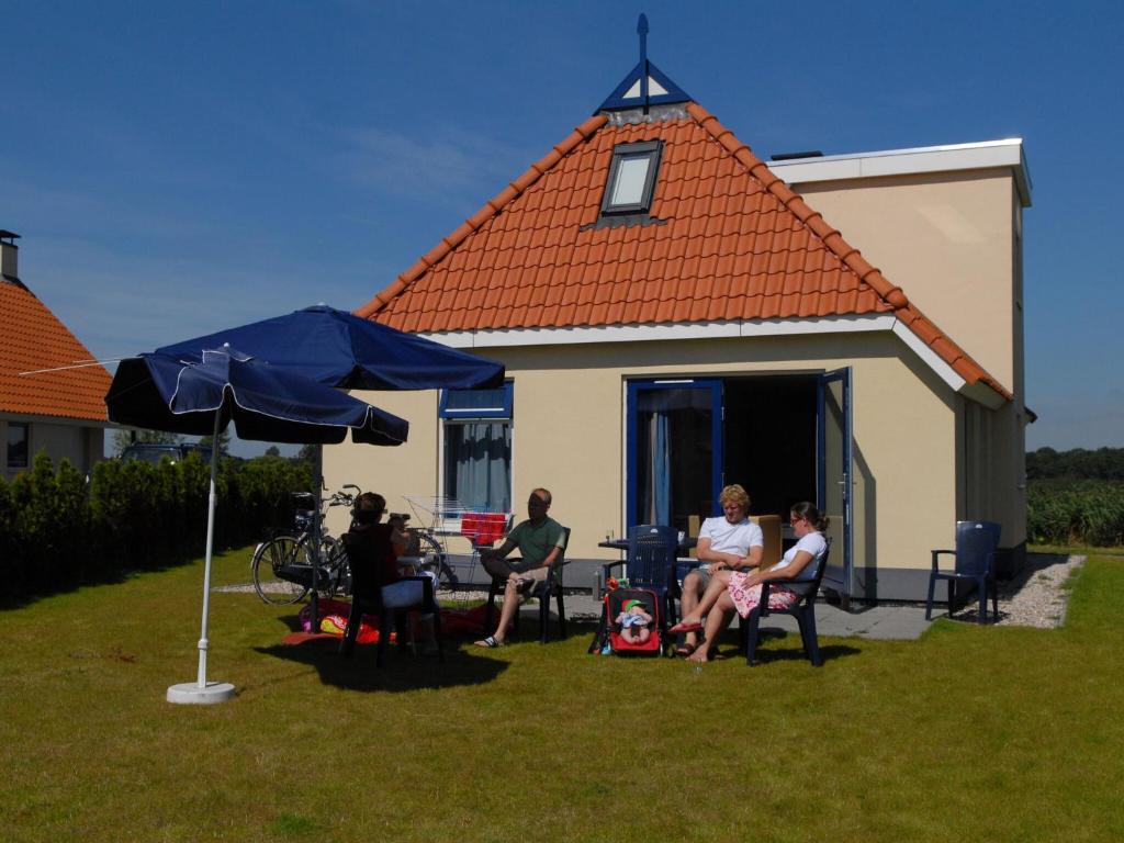 een groep mensen in een tuin voor een huis bij Detached villa with dishwasher Leeuwarden at 21km in Suameer