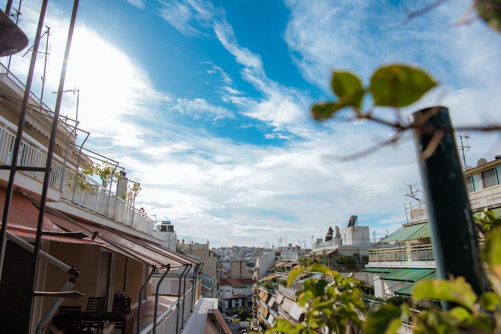 uma vista para uma cidade com edifícios e um céu azul em Sophie's Penthouse in Athens em Atenas