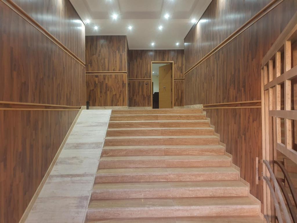 una escalera en un edificio con paredes de madera y un pasillo en Imran Appart Tanger, en Tánger