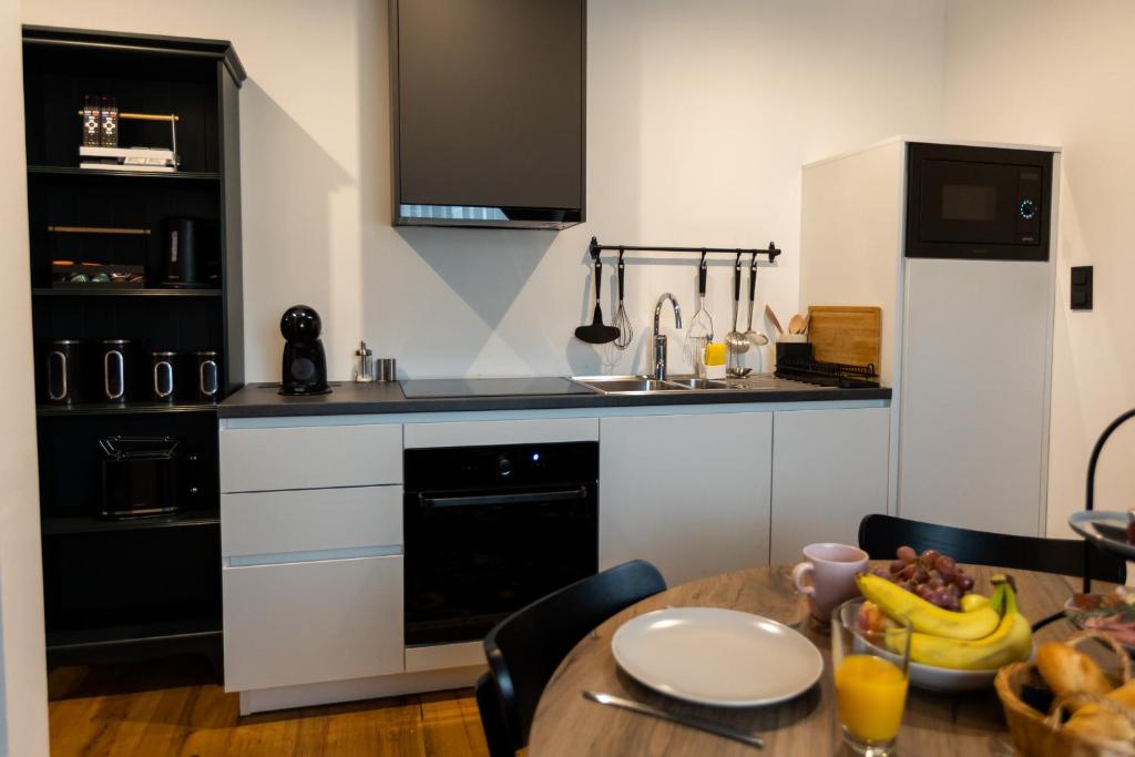 Kuchyň nebo kuchyňský kout v ubytování Kavenija apartmaji - Free Parking