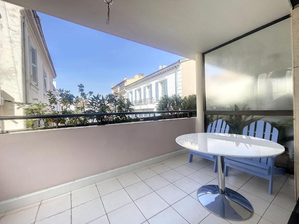 un balcón con mesa y 2 sillas. en Cannes - Studio en plein cœur de Cannes, en Cannes
