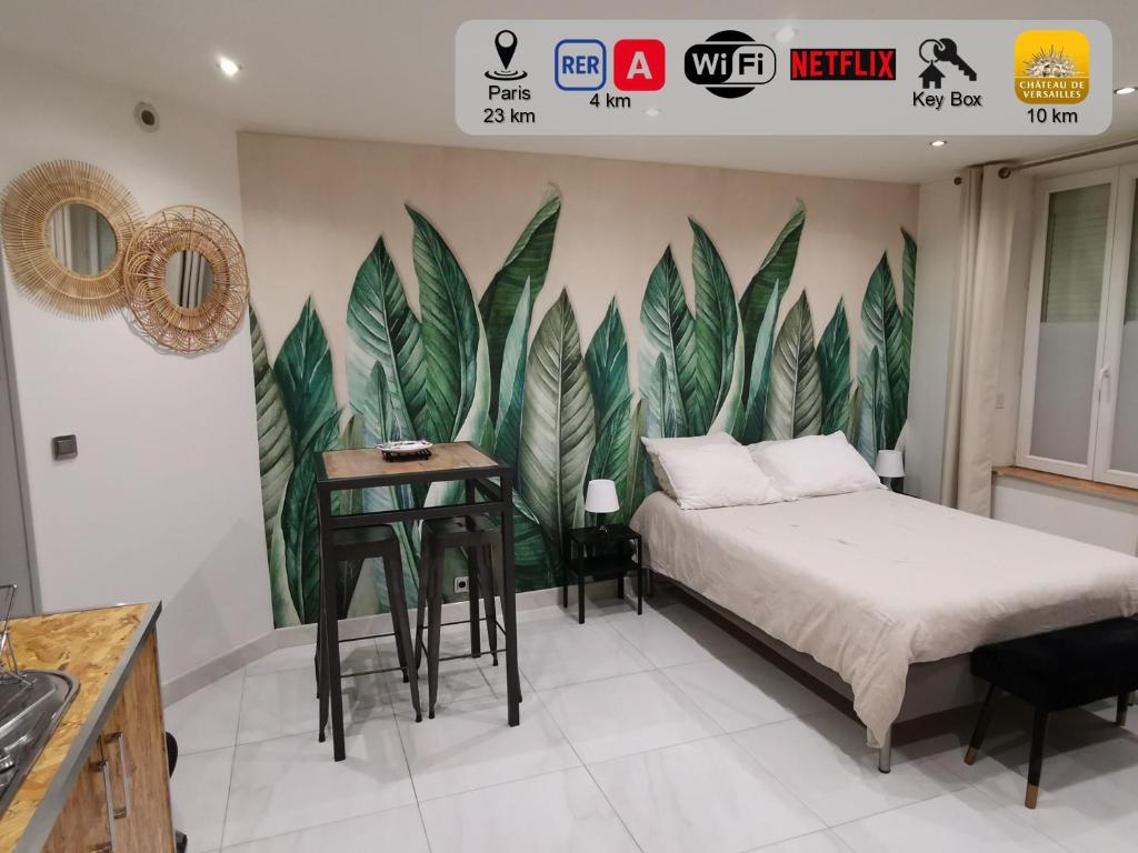 ein Schlafzimmer mit einem Bett und einer Pflanzenwand in der Unterkunft Studio entre Paris et Versailles in Le Port-Marly