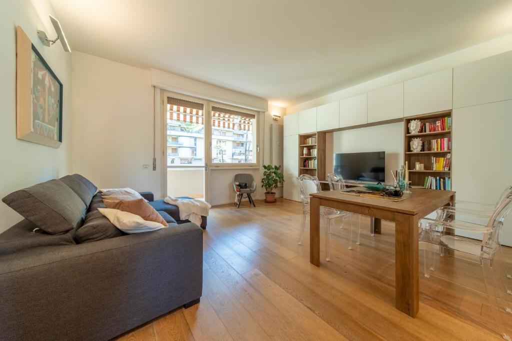 una sala de estar con un sofá y una mesa en Danti Chic, en Florencia