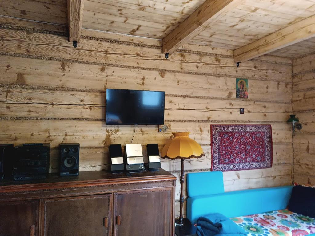 sala de estar con TV en una pared de madera en Dom w górach do wynajęcia, Poręba,Koninki ,1h drogi,50 km od Krakowa., en Poręba Wielka