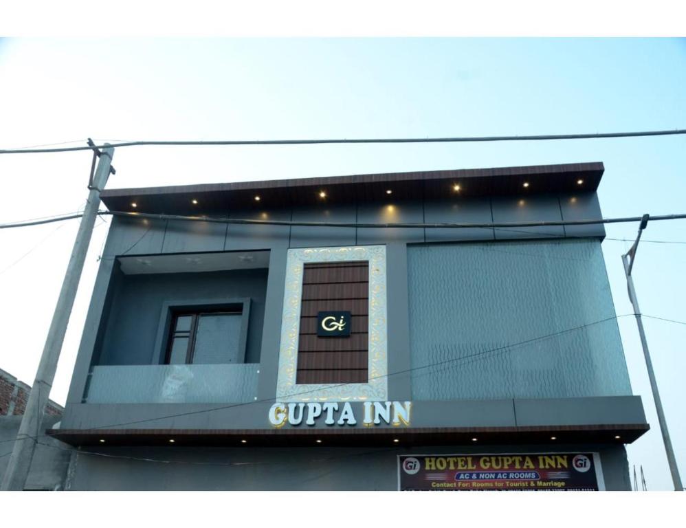 um edifício com um sinal na lateral em Hotel Gupta Inn, Dera Baba Nanak punjab em Derā Nānak