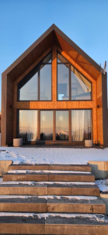 een gebouw met trappen ervoor bij Osada Karkonosze in Dziwiszów