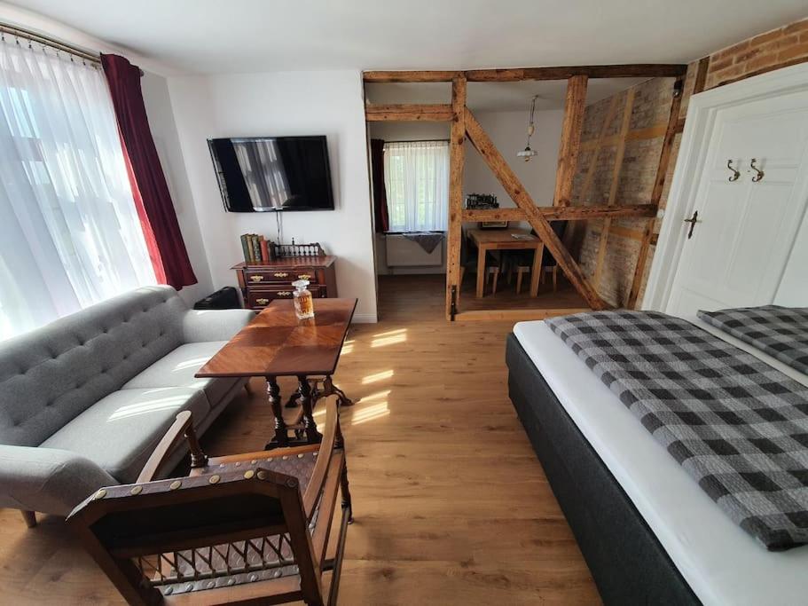 Giường trong phòng chung tại Historisches Ambiente im Fürstenbahnhof Lübstorf