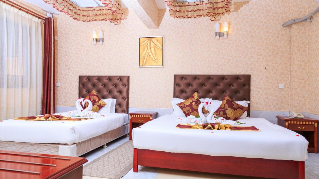 um quarto de hotel com duas camas com comida em Easy Hotel Kenya em Nairobi