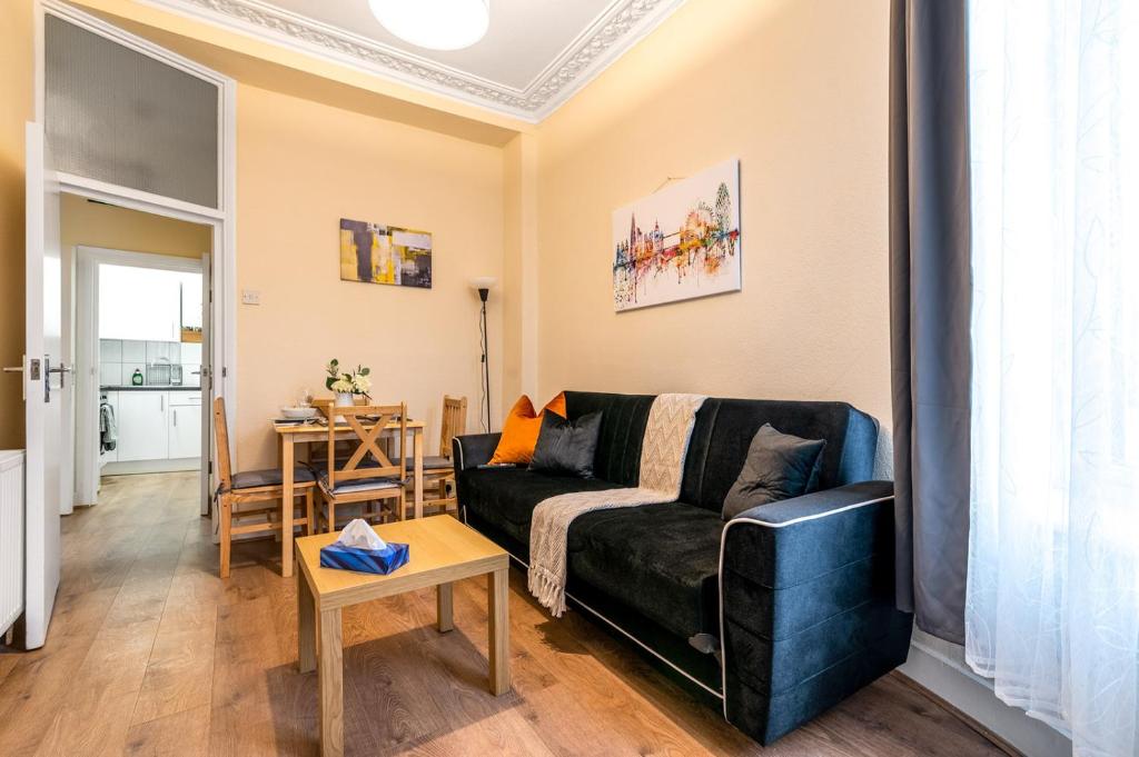 A seating area at LiveStay Cozy One Bedroom Apartment in Brixton