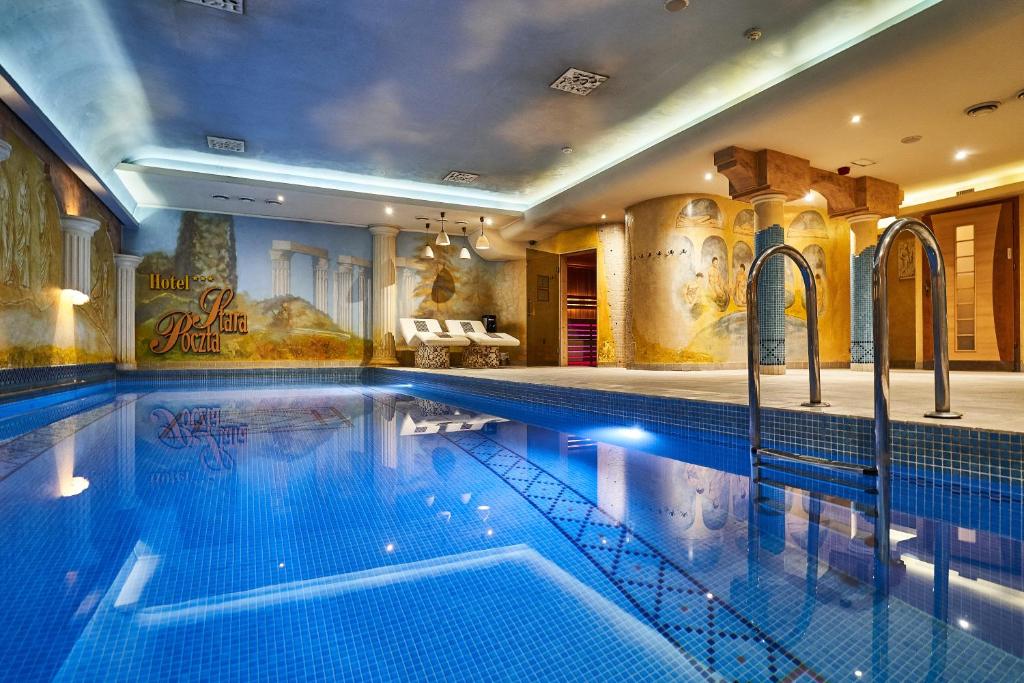 une grande piscine dans un hôtel avec une piscine dans l'établissement Hotel Stara Poczta, à Tychy