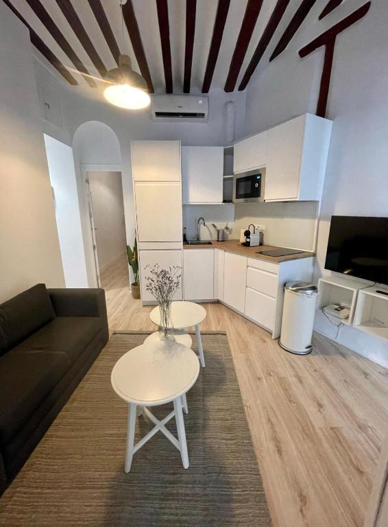a living room with a couch and a table at Centrico Apt 7pax en Anton Martin-Centro in Madrid
