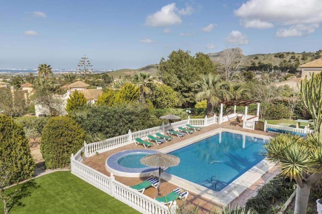 - une vue sur la piscine dans la cour dans l'établissement La Manga Club Resort - Individual Villa 439, à Atamaría