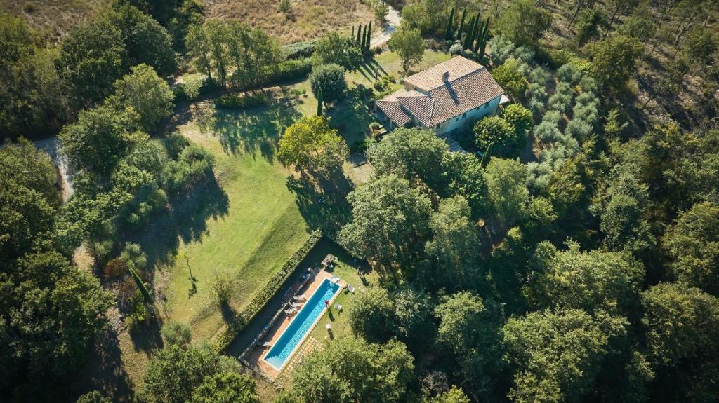 - une vue aérienne sur une maison avec une piscine dans l'établissement Podere San Bernardino, à San Casciano dei Bagni