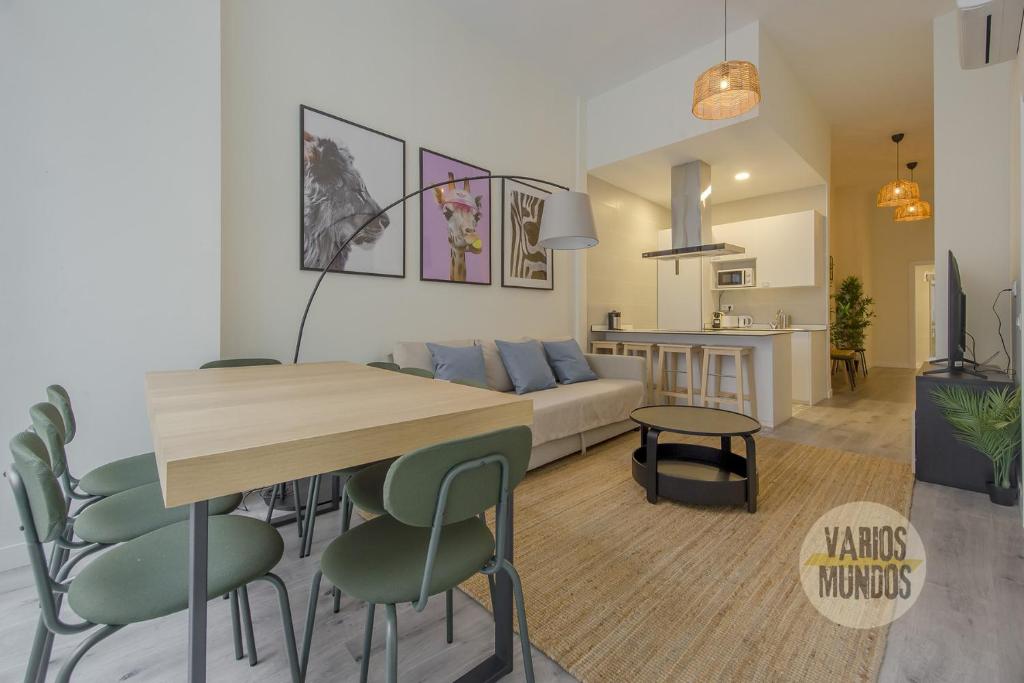 a living room with a dining room table and a couch at Central&Modern Apt 4Hab para 9p en La Latina in Madrid