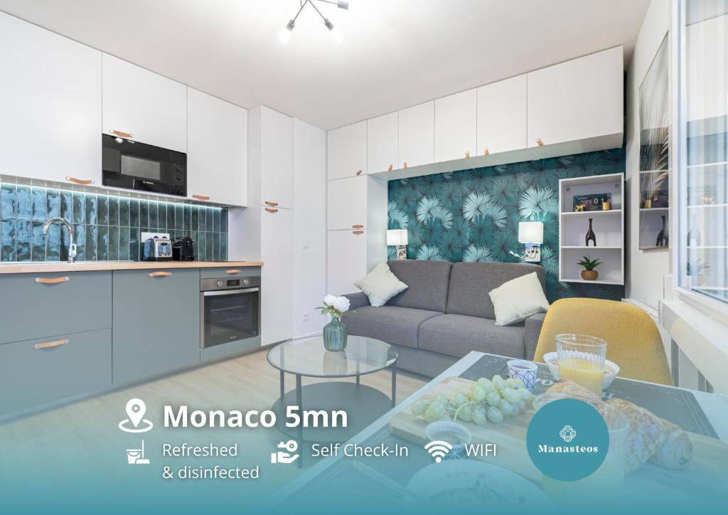 un soggiorno con divano e tavolo di Frontière Monaco, Studio rénové - AE a Beausoleil