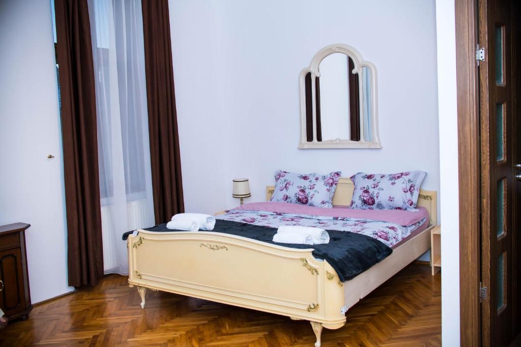 a bedroom with a bed in a room at Studio Sonia - Tordosan Central - #2 in Sibiu