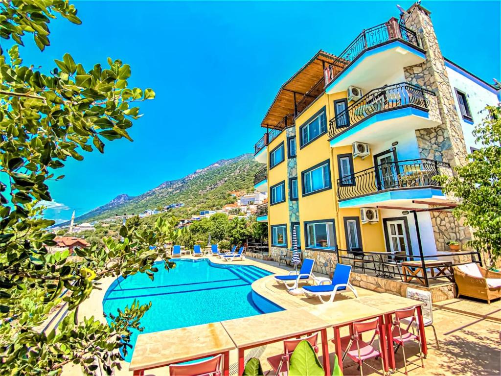 eine Villa mit einem Pool und einem Haus in der Unterkunft Apart Villa Asoa in Kalkan