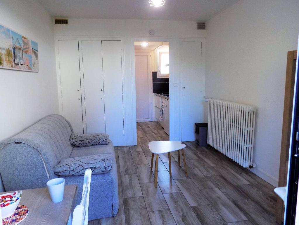 un salon avec un canapé et une table dans l'établissement Royan - JOLI NID DOUILLET - résidence MINERVE - proche commerces et plages, à Royan