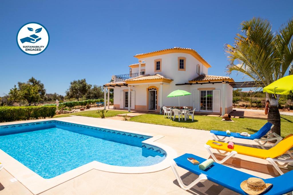 een villa met zwembad en huis bij Villa Muriwai by Algarve Vacation in Armação de Pêra