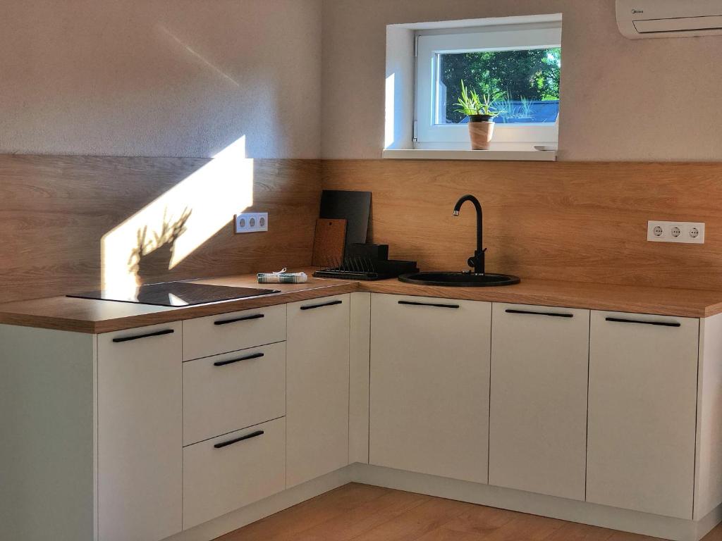 KuPihenő Apartman Kunfehértó 6413 Kunfehértó, Fenyves utca 6. kép - 1