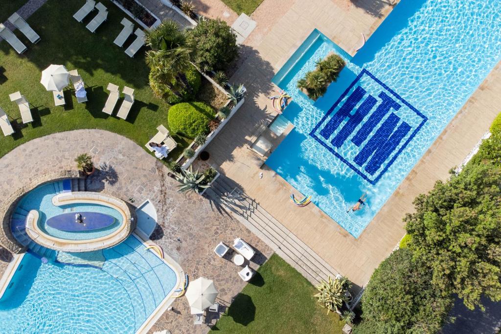 uma vista superior de uma piscina num resort em Hotel Terme Delle Nazioni em Montegrotto Terme