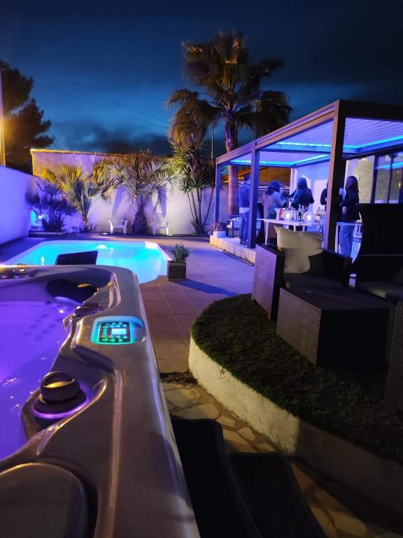 Piscine chauffée, jacuzzi, pétanque