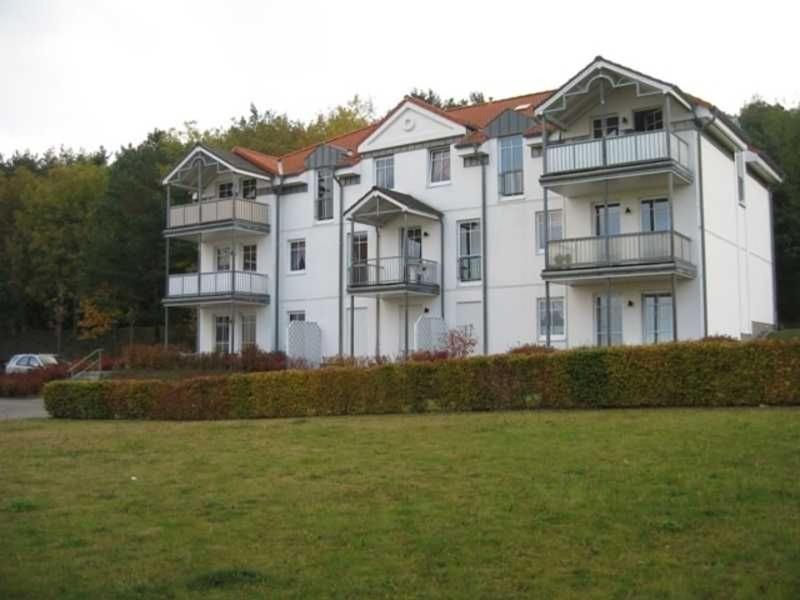 um grande edifício branco com varandas e um quintal em Ferienwohnung SE-BE- WE 2 em Ostseebad Sellin