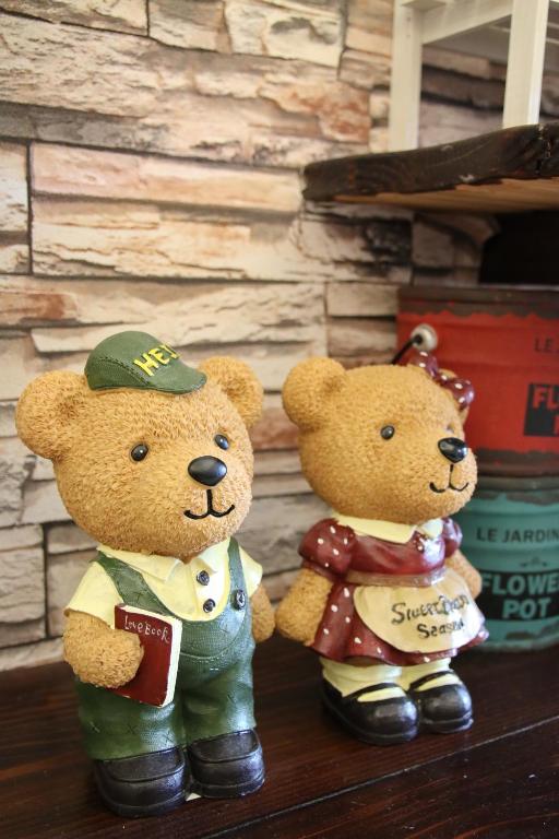 two teddy bears are sitting on a table at Plentiful-Inn Kenting in Hengchun South Gate