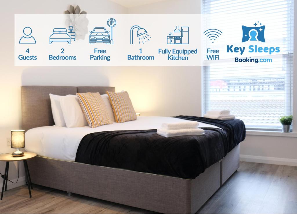 een slaapkamer met een bed met sleutelborden aan de muur bij Leisure & Contractors - Stylish Town Centre Apartment with Free Parking in Bedford