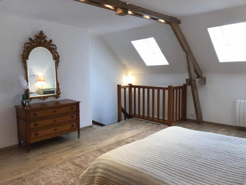 Schlafzimmer mit einem Bett, einer Kommode und einem Spiegel in der Unterkunft Morvan La Pastourelle in Quarré-les-Tombes