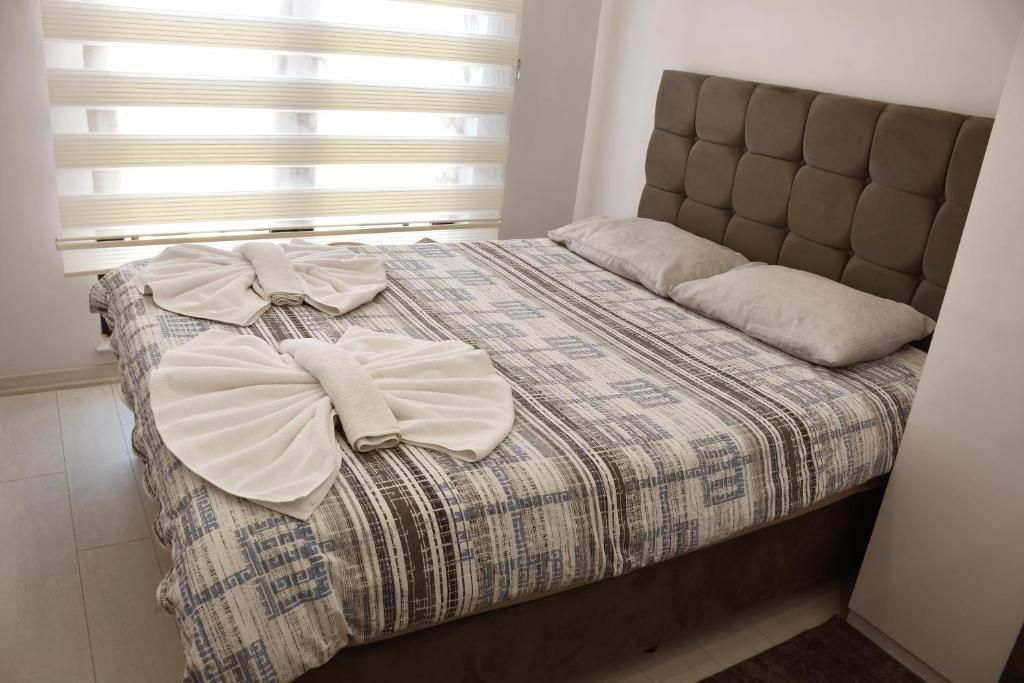 1 dormitorio con 1 cama con arco en Kaya city rezidans, en Nevşehir