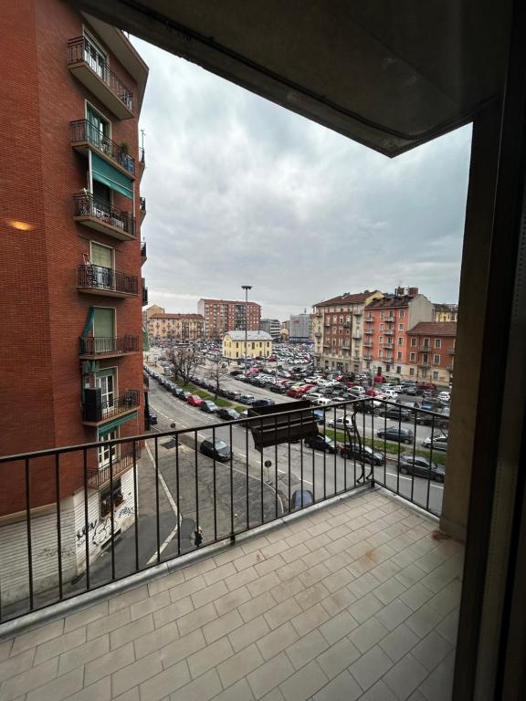 einen Balkon mit Blick auf einen Parkplatz in der Unterkunft Canelli 3 in Turin