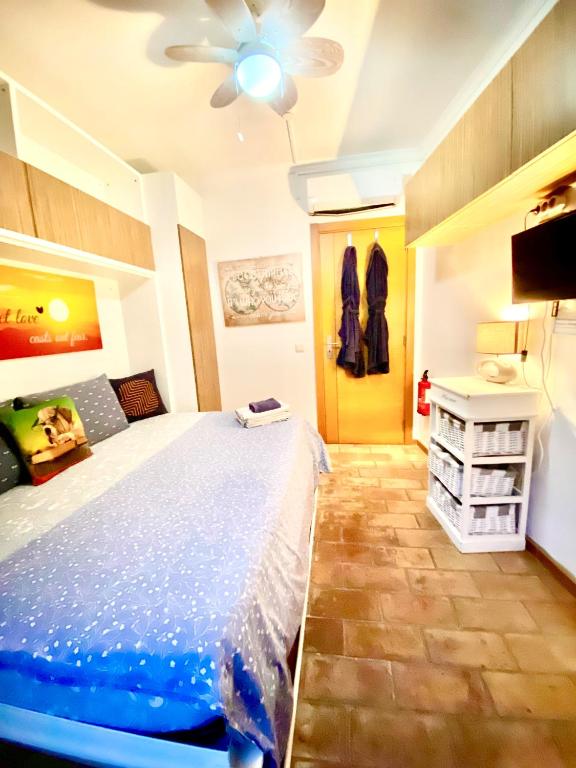 Postel nebo postele na pokoji v ubytování Zenit Budget Basicinn B&B Olhao ext prive bathroom