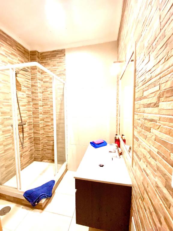Koupelna v ubytování Zenit Budget Basicinn B&B Olhao ext prive bathroom